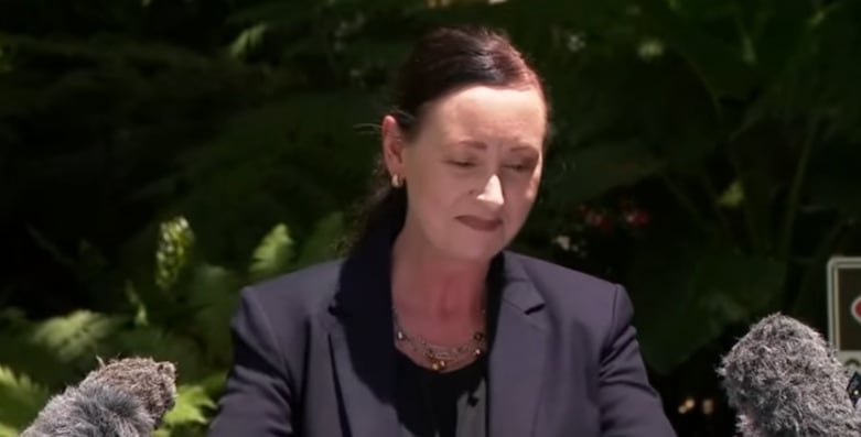 Funcionaria sorprendida por una araña gigante