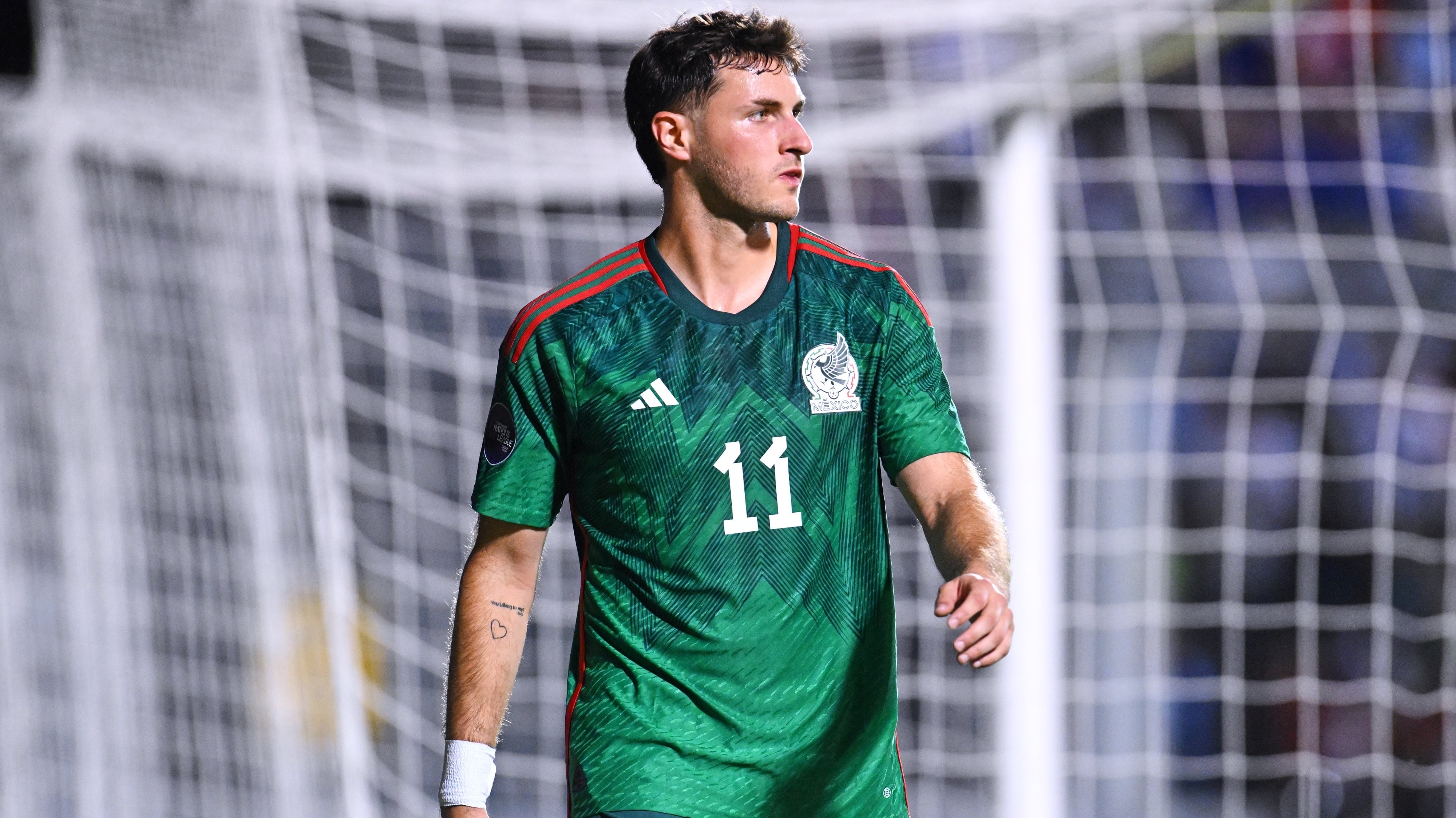 Santiago Giménez, en un partido de la Selección Mexicana.