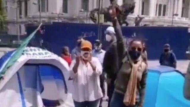 Manifestantes contra AMLO