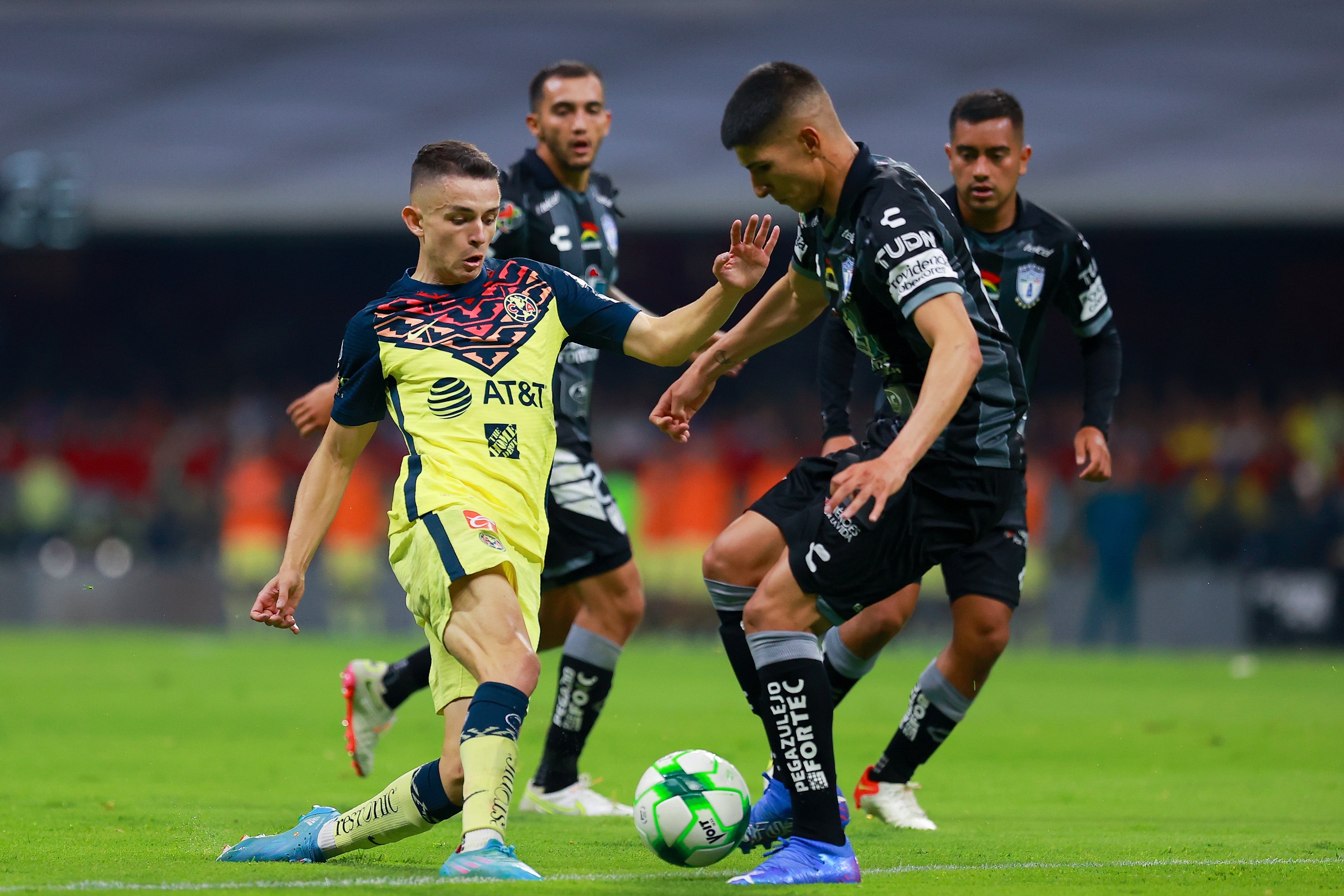 El Club América y el Club Pachuca empatan 0-0 al medio tiempo en el Estadio Azteca.