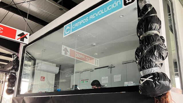 decoración de Halloween ponen ‘colgados embolsados’ en la estación Campos Revolución del Cablebús de la CDMX