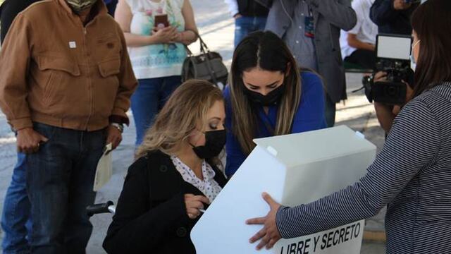 Claudia Anaya emite su voto