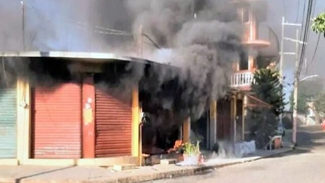 Asesinan a balazos a pareja de adultos mayores en Guerrero e incendian su local por derecho de piso