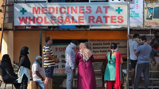 Indios comprando medicina