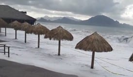 Oleaje destruye Playa Incluyente en Sonora