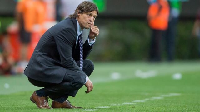 Almeyda en la banca tapatía.