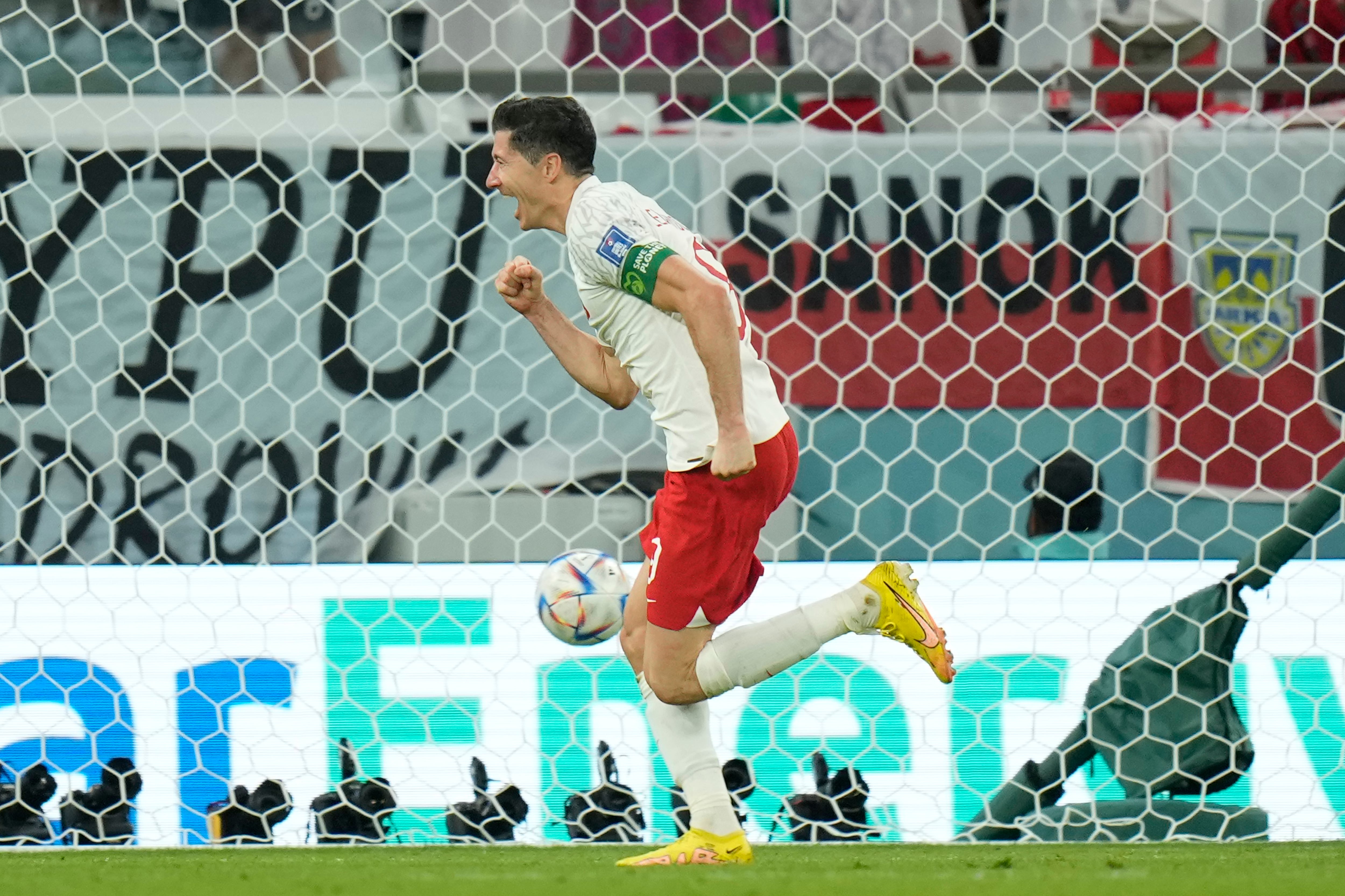 Robert Lewandowski celebra su primer gol en Copas del Mundo.