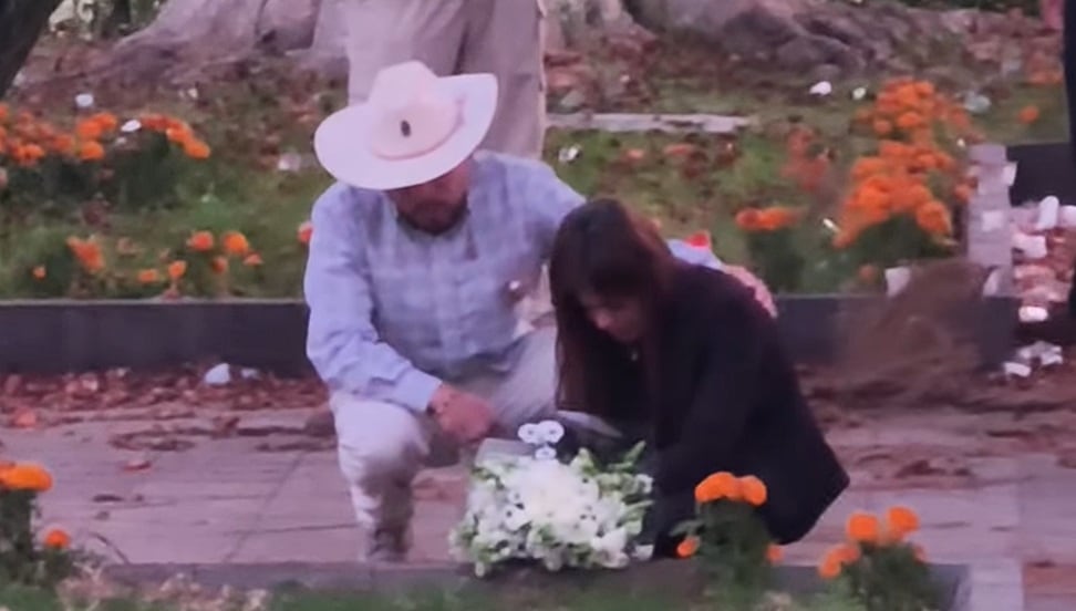 Grecia Quiroz rinde homenaje a Carlos Manzo en el lugar del asesinato tras un mes