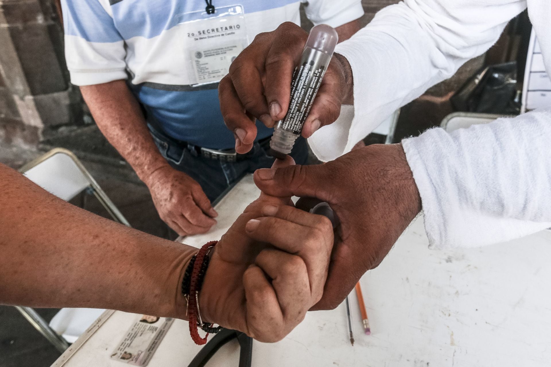 COLIMA, COLIMA, 07JUNIO2015.- En el estado celebraron elecciones para alcaldes, diputados locales, diputados federales y gobernador. Se confirmó la apertura de el 100% de casillas electorales, 903 en todo el estado. Colima cuenta con un padrón de más 498 mil votantes. Hasta las 5 de la tarde se reportan incidentes menores en los municipios de Manzanillo, Tecomán y Villa de Álvarez. 
FOTO: SERGIO TAPIRO /CUARTOSCURO.COM