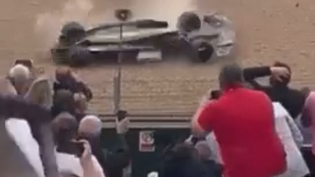 Así se vio desde las gradas el accidente de Guanyu Zhou.