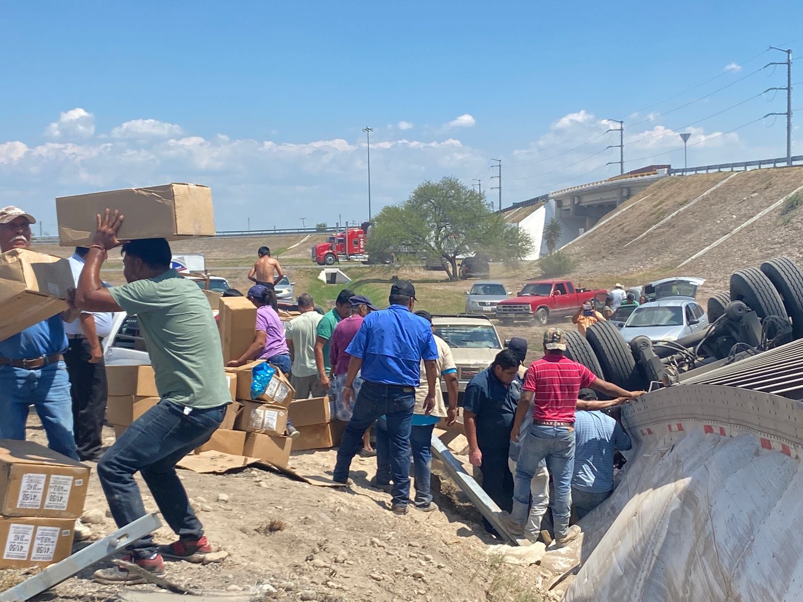 Roban mercancía de trailer que se volcó en Ciudad Victoria: Eran toneladas de camarón