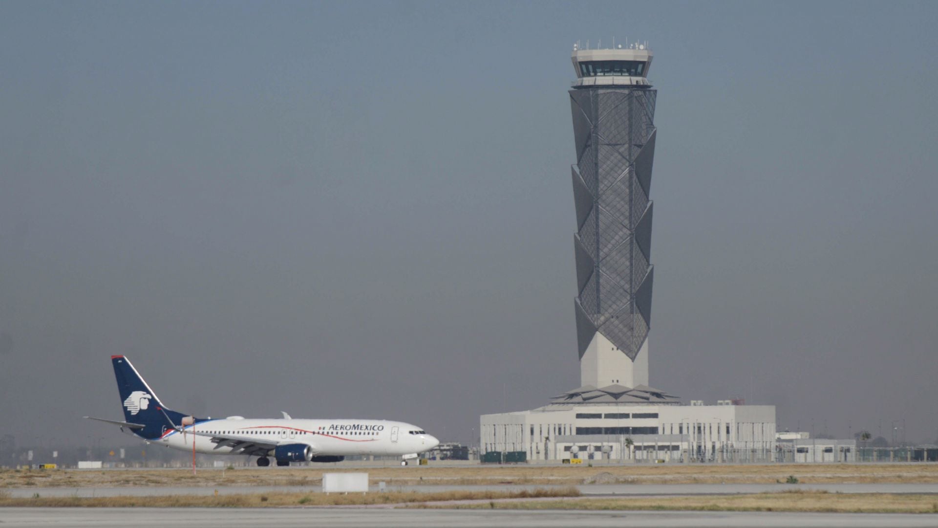 Actividad aérea de la empresa Aeroméxico en las pistas del Aeropuerto Internacional Felipe Ángeles