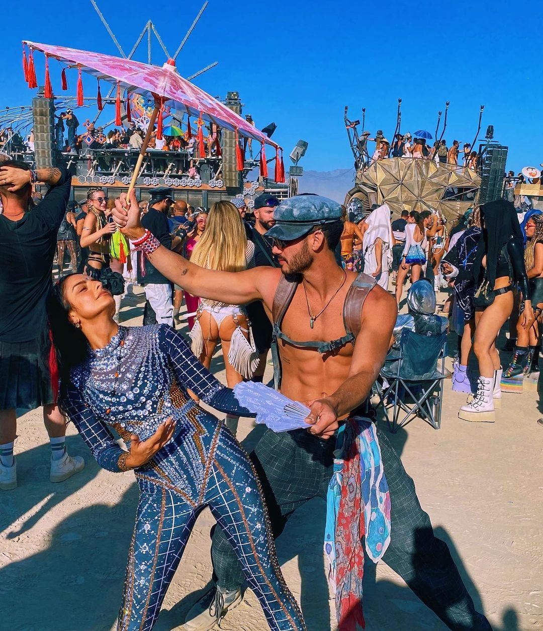 Aislin Derbez y Alex Speitzer en Burning Man.