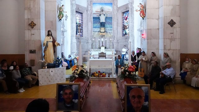 Dan el último adiós a sacerdotes jesuitas asesinados en Cerocahui