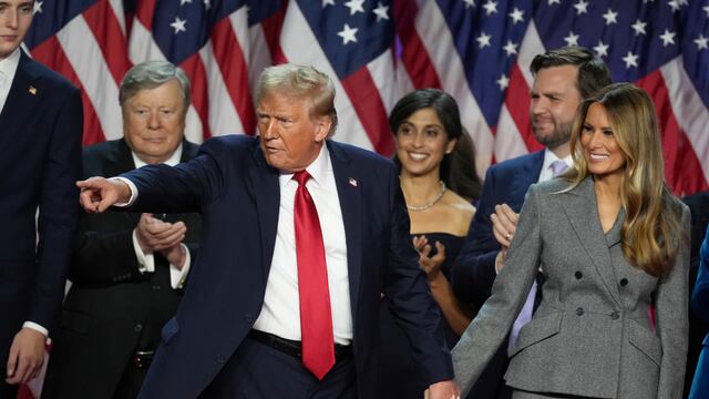 El candidato republicano a la presidencia, el expresidente Donald Trump, toma la mano de la ex primera dama Melania Trump luego de hablar con sus simpatizantes en el centro de convenciones del condado de Palm Beach, el miércoles 6 de noviembre de 2024, en West Palm Beach, Florida. (AP Foto/Lynne Sladky)
