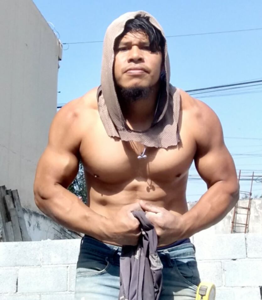 Albañil musculoso se hace viral en TikTok y revela que solo consume Coca-Cola y antojitos