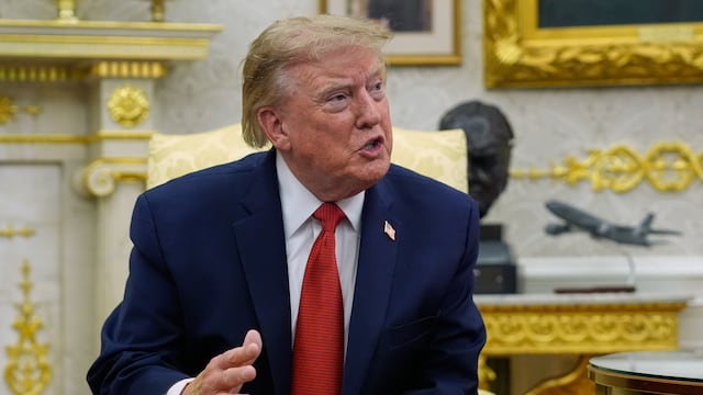Trump amenaza con bombardear “sin piedad” a Omán por el estrecho de Ormuz