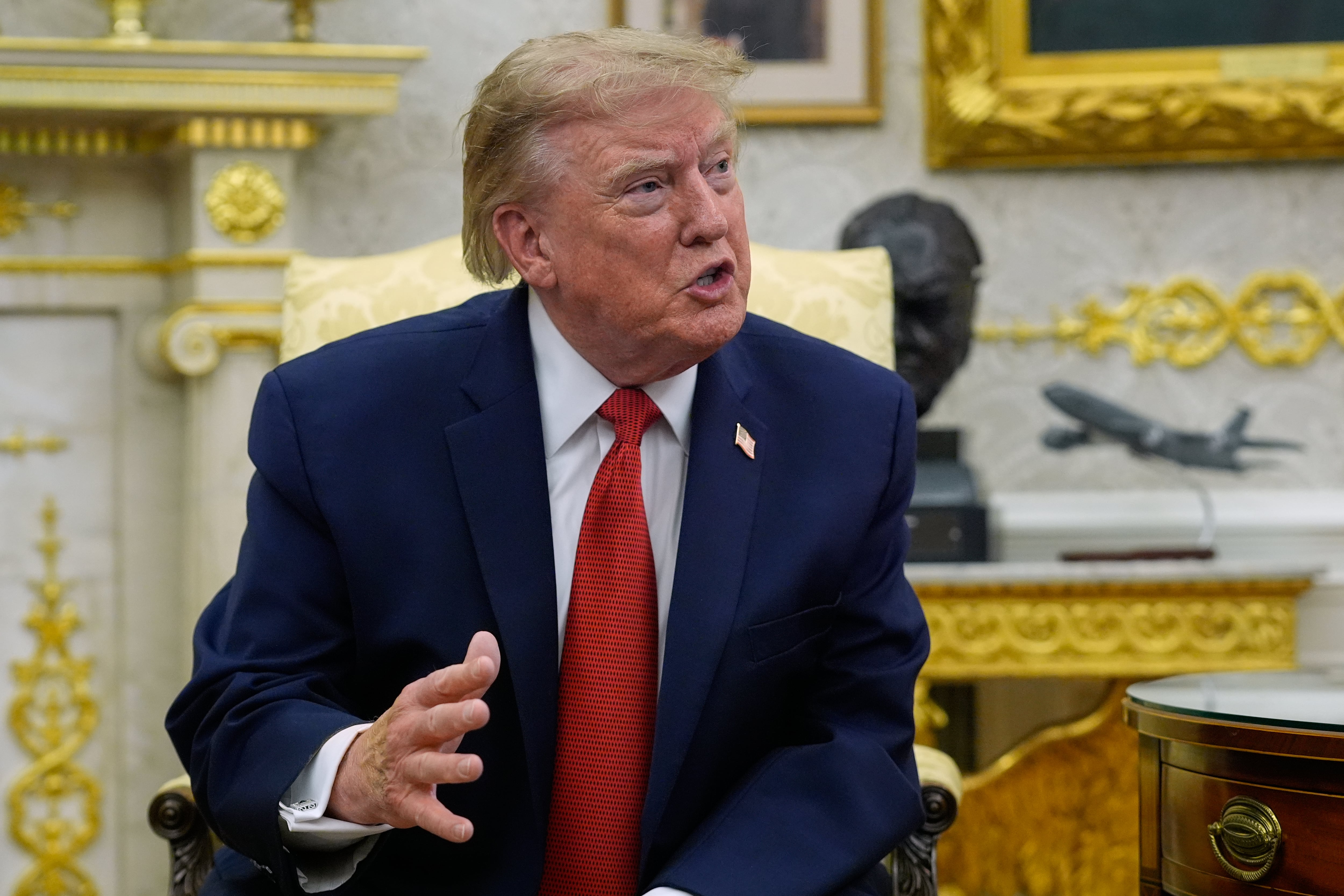 Trump amenaza con bombardear “sin piedad” a Omán por el estrecho de Ormuz