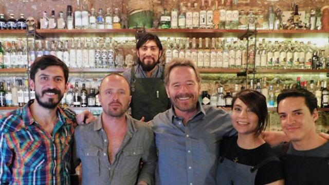 Aaron Paul y Bryan Cranston en restaurante de Oaxaca.