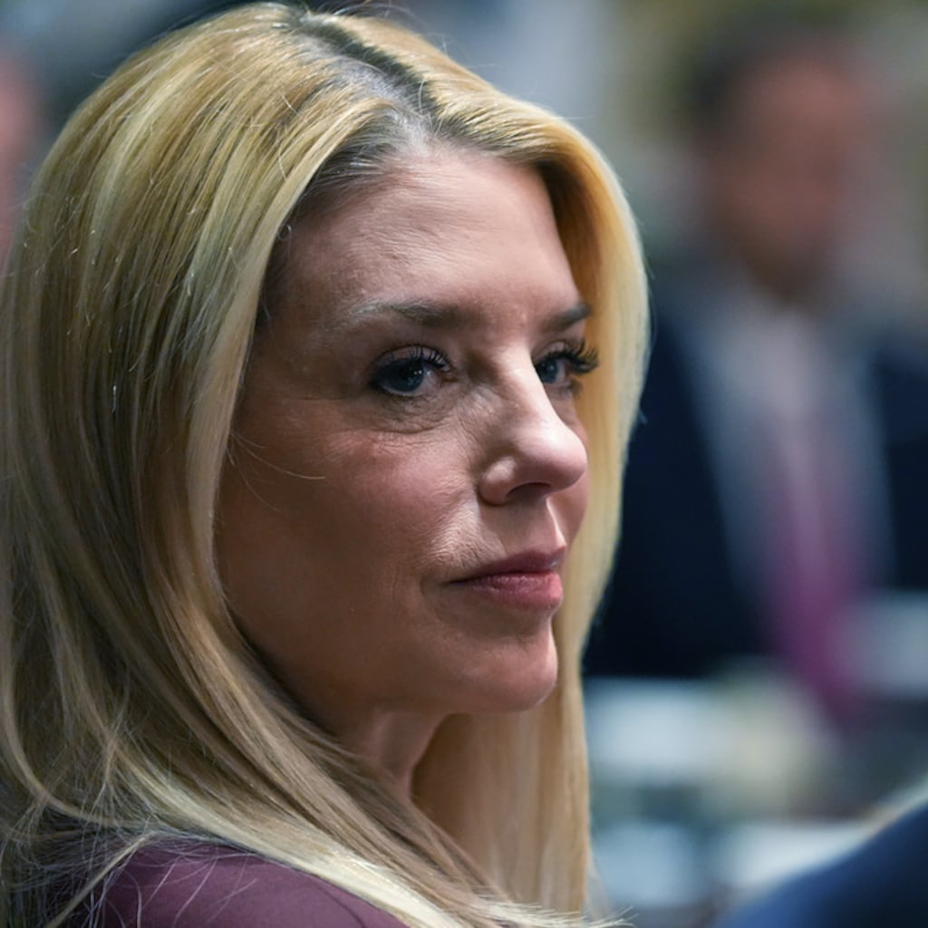 Reportan que Pam Bondi estaría por salir como fiscal general de Estados Unidos
