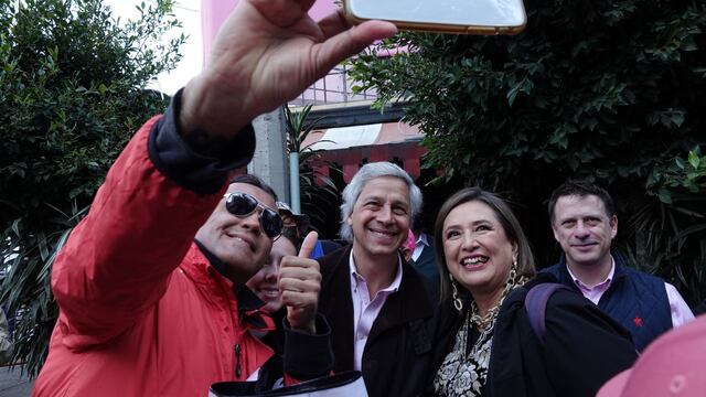 Claudio X. González y la senadora Xóchitl Gálvez durante la protesta para defender al INE