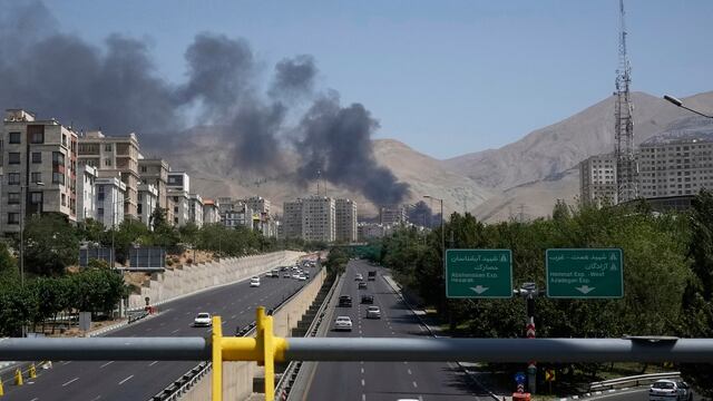 Una columna se levanta de una instalación de depósito de petróleo que aparentemente fue alcanzada por un ataque israelí, el lunes 16 de junio de 2025, en Teherán, Irán. (AP Foto/Vahid Salemi)