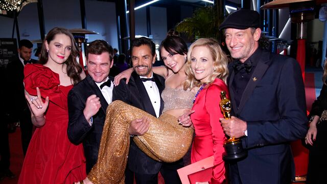 Eugenio Derbez junto al elenco de CODA