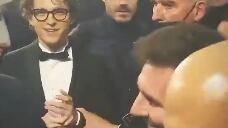 Lionel Messi saluda a Tom Holland en la gala del Balón de Oro 2021