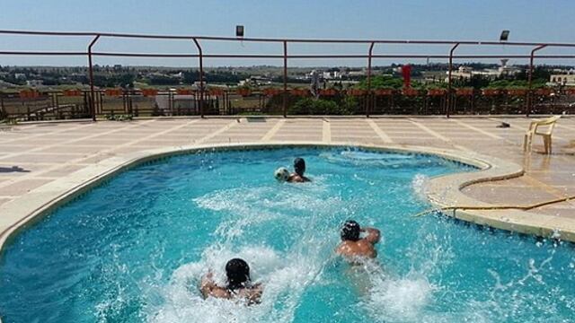 Vida en la lujosa mansión de Olive Tree, que contrasta con la vida de los refugiados del campo