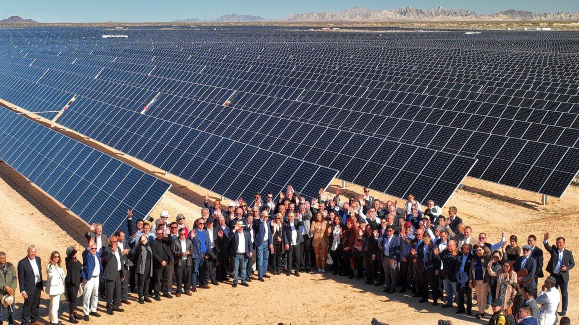 Marcelo Ebrard, secretario de Relaciones Exteriores, y Alfonso Durazo Montaño, gobernador de Sonora, encabezaron la inauguración de lo que calificaron "la mayor planta solar de Latinoamérica".