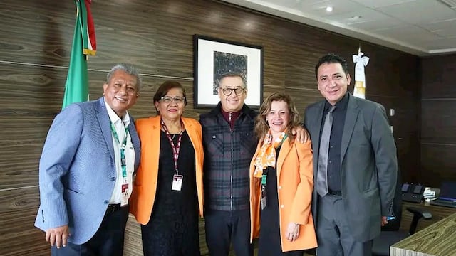 Hilario Ramirez con Rocío Larumbe, Alicia Aranda y Emigdio Zárate durante la reunión con el director general del ISSSTE.