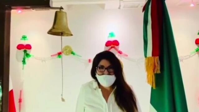 Martha Zamarripa al lado de una pequeña campana