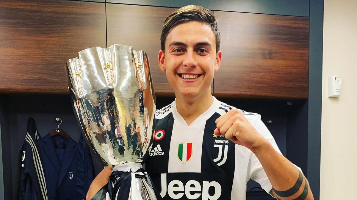 Dybala sostiene la Supercopa de Italia.