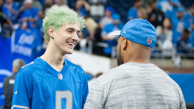 Ninja en un partido de los Leones de Detroit
