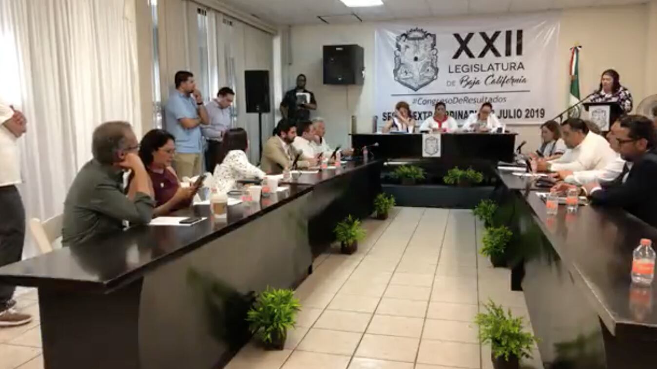Entre gritos de "traidores", diputados de Baja California validan decreto de ampliación de mandato