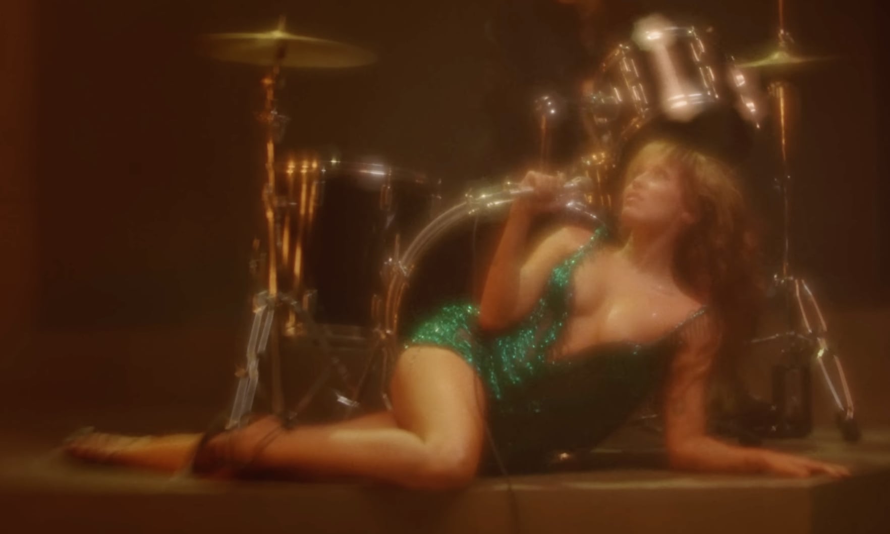Miley Cyrus estrena sencillo End of the World
