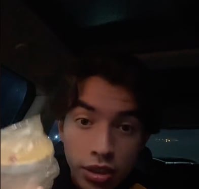 Un policía lo humilla por estar comiendo solo