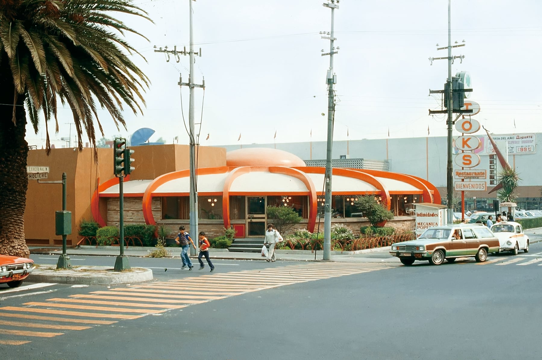 Toks, Las primeras unidades