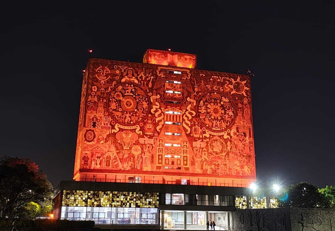 CDMX ilumina edificios y monumentos por el 25N