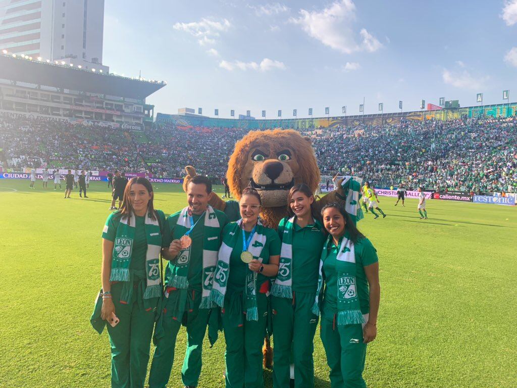 Atletas guanajuatenses recibieron un homenaje previo al duelo de La Fiera