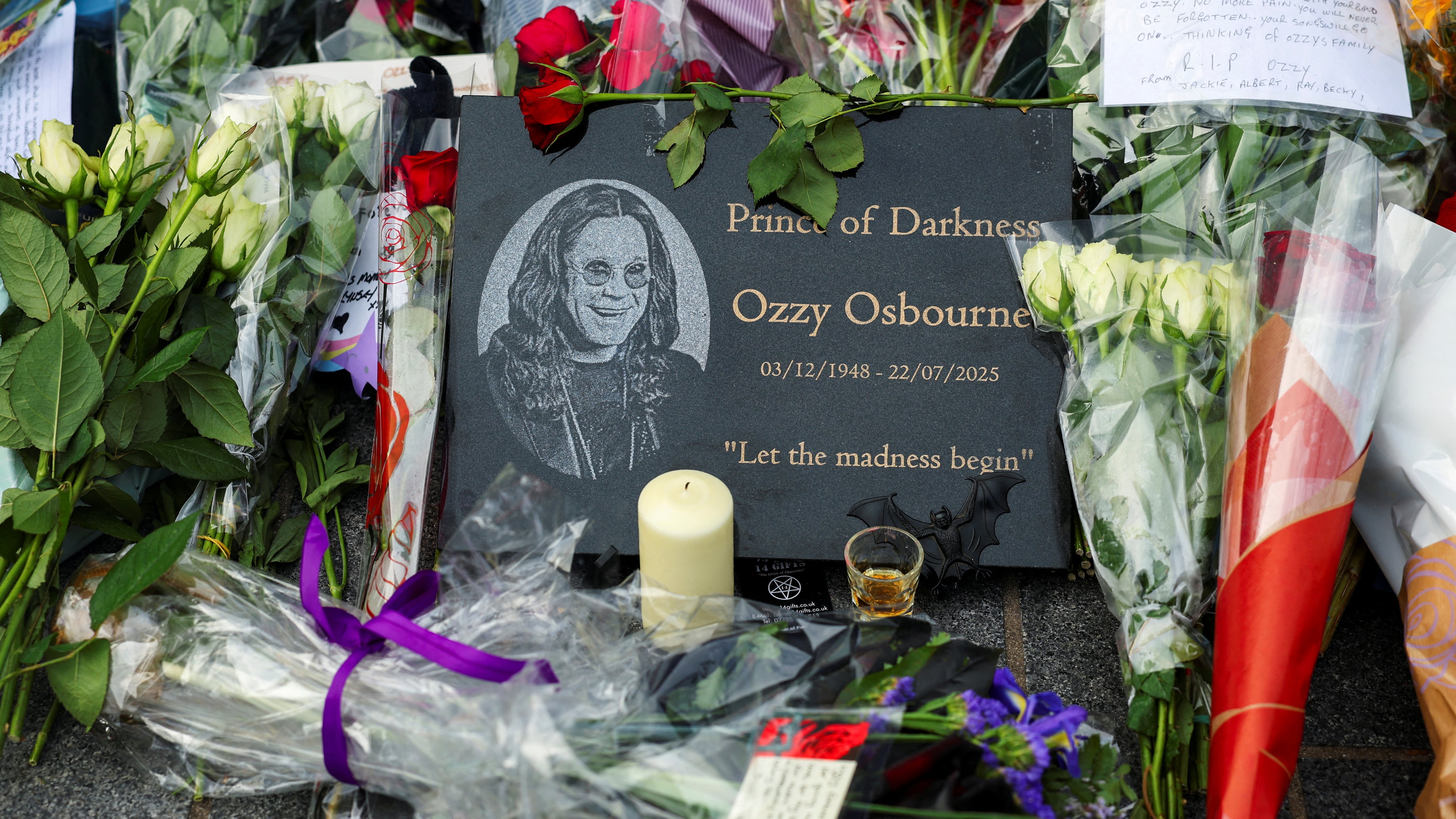 FOTO: Un elote preparado apareció en la ofrenda a Ozzy Osbourne en el Paseo de la Fama de Hollywood