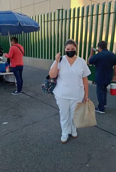Enfermera quirúrgica se jubila del IMSS