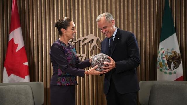 Claudia Sheinbaum dio un muy mexicano regalo a Mark Carney, primer ministro de Canadá, por la Copa del Mundo 2026 en la cumbre del G7