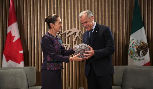 Claudia Sheinbaum dio un muy mexicano regalo a Mark Carney, primer ministro de Canadá, por la Copa del Mundo 2026 en la cumbre del G7
