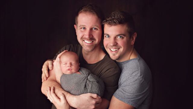 Jason Babcock y Adam Gentile con su primer hijo.