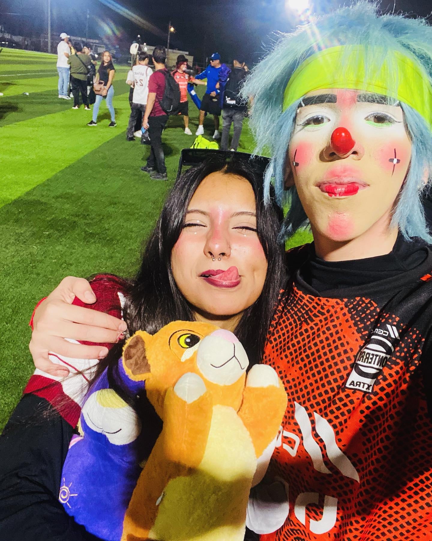 Larrix Flow, payaso y DJ  de Monterrey, con su novia Gisela.