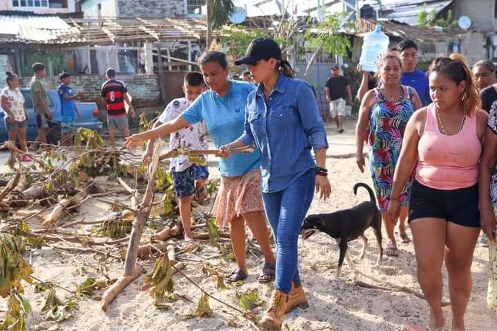 Evelyn Salgado entrega apoyos a damnificados en Acapulco