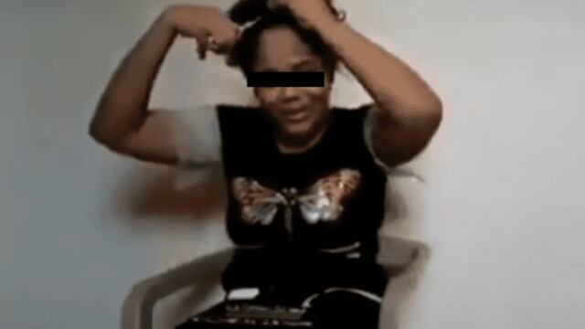 Mujer cortándose el cabello