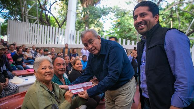 Rubén Rocha entrega tarjetas del Banco del Bienestar