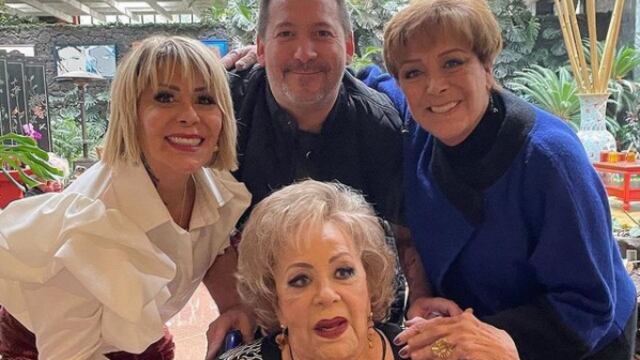 Alejandra Guzmán felicita a Silvia Pinal en su cumpleaños.